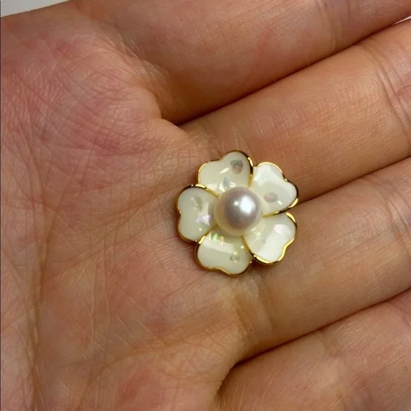 Elegant White and Gold Flower Earrings - Picture 5 of 7